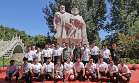 图为马克思、恩格斯雕塑