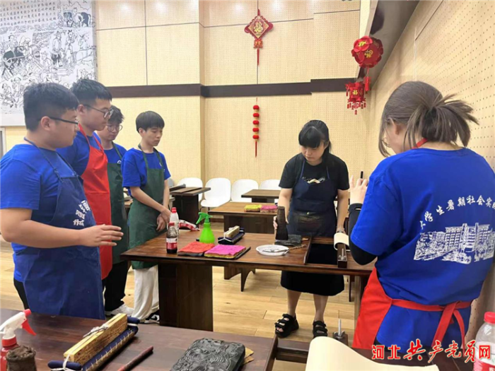 　　河北工程技术学院网络与通信学院师生学习拓印武强年画